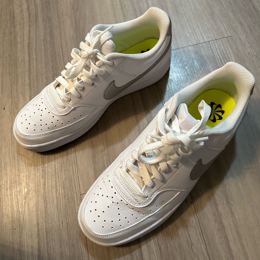 NIKES SIZE 10